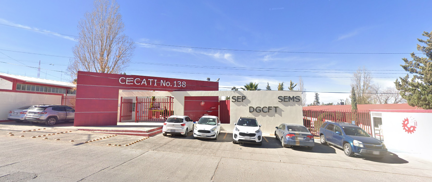 Fotografía en la que se muestra la entrada del plantel, que está conformada por dos muros. El muro del lado izquierdo es color rojo y una reja del mismo color, encima en letras grandes dice CECATI NÚMERO 138. El muro del lado derecho es color blanco, que dice con letras negras en relieve Sep, SEMS, DGCFT.